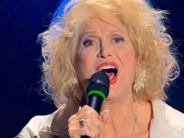 Minnie Minoprio mentre canta